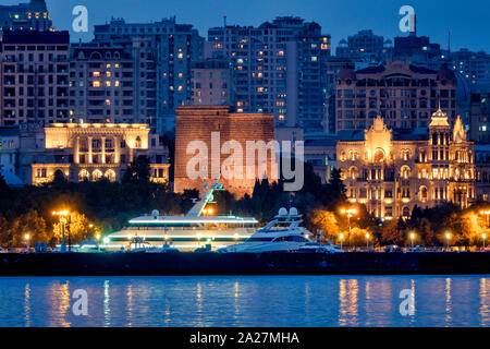 Maiden Tower vista dal Mar Caspio, Baku, Azerbaijan Foto Stock