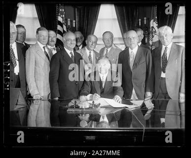 Presidente segni di Hoover Farm-Relief Bill. Presidente Hoover firma la Farm-Relief Bill alla Casa Bianca oggi, rendendo la misura che prevede un $500,000,000 fondo rotativo per stabilizzare l'agricoltura e stiabilize agricoltura e stimolare la co-marketing operativo, la terra. Gli altri nella foto oltre al Chief Executive, sono da sinistra a destra: il senatore Charles L. McNary, Oregon; Vice Presidente Curtis; Relatore della casa Nicholas Longworth; e sost. Gilbert N. Haugen, Iowa Foto Stock