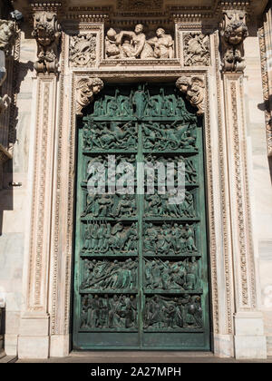 Porta ornati di Milano Catehdral in Italia Foto Stock