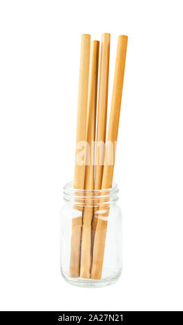 Bambù tubo cannucce di bere acqua in vetro isolato su sfondo bianco, salva percorso di clipping. Foto Stock