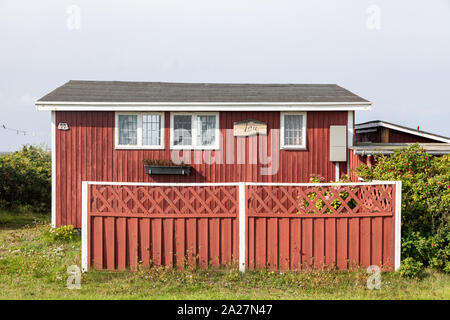 Rosso piccolo cottage di legno su Knoldsvej da Knolden al di fuori di Faaborg, Funen, Danimarca Foto Stock