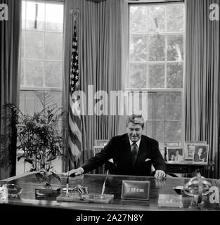 Il Presidente Ronald Reagan alla sua scrivania in ufficio Ovale della Casa Bianca di Washington, D.C. Foto Stock