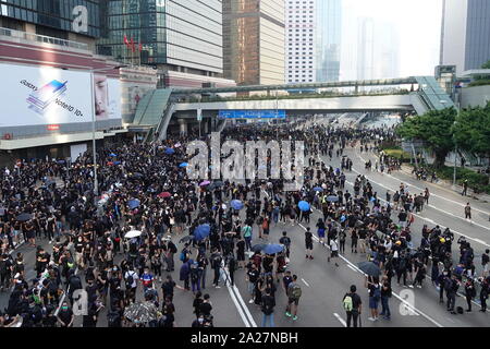 Manifestanti marzo durante l anniversario in Hong Kong.proteste contro il governo sparsi per le strade e i manifestanti pongono una sfida diretta al Presidente cinese Xi Jinping in occasione del settantesimo anniversario della Giornata nazionale del paese. Foto Stock