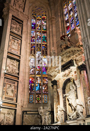 Finestra di vetro colorato di Milano Catehdral in Italia Foto Stock