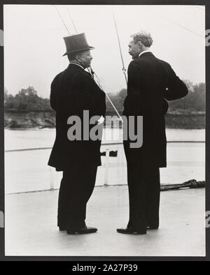 Presidente Theodore Roosevelt e Chief Forester Gifford Pinchot -- T.R. e G.P. -- Il sistema di cottura a vapore sul fiume Mississippi Questa foto è stata scattata durante il viaggio delle vie navigabili interne Commissione lungo il fiume Mississippi nel mese di ottobre 1907. Foto Stock