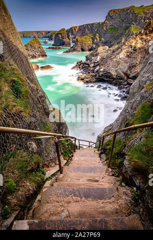 Tregurrian nel nord della Cornovaglia è un litorale mozzafiato con le onde che si infrangono contro gli scogli di un bel paesaggio Foto Stock