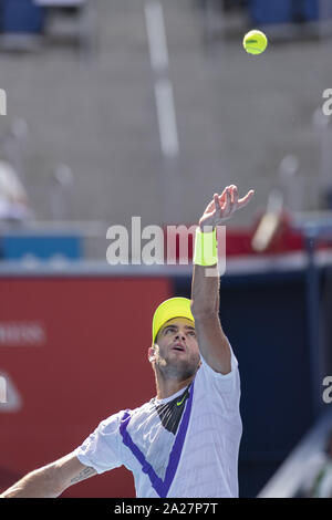 Tokyo, Giappone. 1 Ott 2019. Borna Coric (CRO) serve contro Taro Daniel (JPN) durante i loro Uomini Singoli Primo turno con la corrispondenza alla Rakuten Japan Open Tennis Championships 2019 ad Ariake Colosseum. Il torneo si svolge dal 30 settembre al 6 ottobre. Credito: Rodrigo Reyes Marin/ZUMA filo/Alamy Live News Foto Stock