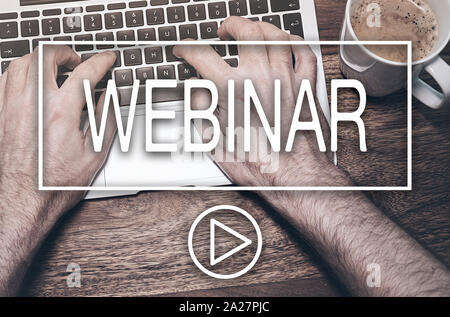 WEBINAR di parola e il pulsante play contro le mani di uomo che lavora sul computer portatile, l'e-learning concept Foto Stock