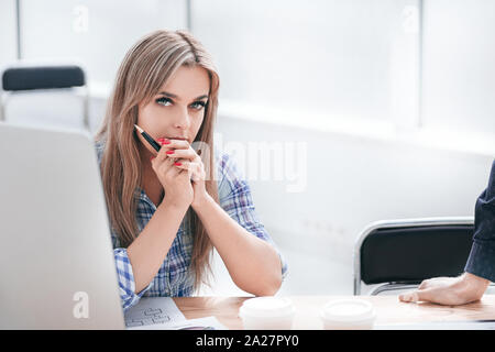 Colleghi di lavoro lavorare con documenti finanziari in ufficio Foto Stock