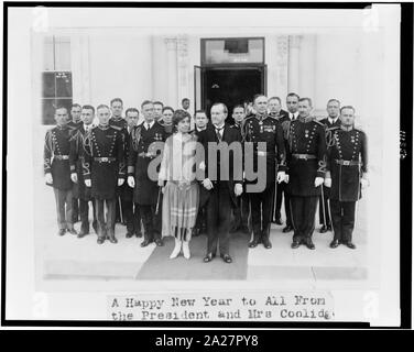 Presidente e signora Coolidge con militare aiutanti, subito dopo hanno assistito in un ricevimento di Capodanno, poste al di fuori della Casa Bianca Foto Stock