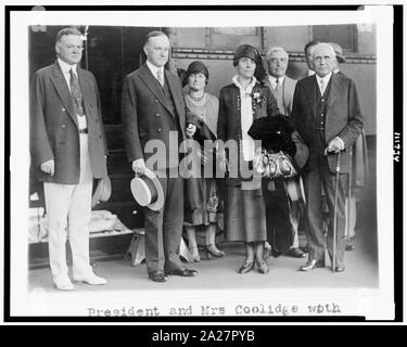 Presidente e signora Coolidge standing, ritratto a figura intera, con il Segretario di Stato per il commercio Herbert Hoover e il Segretario di Stato Frank B. Kellogg, alla stazione Union, al loro ritorno da Swampscott Foto Stock