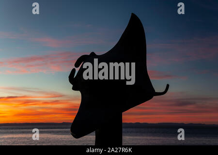 Stagliano scultura di Sting Ray al tramonto, Malecon (lungomare), La Paz, Baja California Sur, Messico Foto Stock