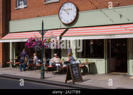 I clienti siedono al di fuori della Coppa Club ristorante al sole a Henley-on-Thames Foto Stock