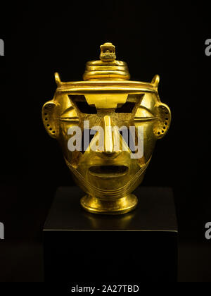 Statuetta d'oro di un Cacique Quimbaya (chief/leader), 200-1000 annuncio. Uno di più di un centinaio di artefatti del tesoro Quimbaya (Tesoro de los Quimb Foto Stock