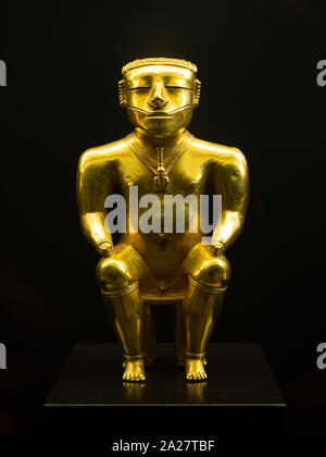 Statuetta d'oro di un Cacique Quimbaya (chief/leader), 200-1000 annuncio. Uno di più di un centinaio di artefatti del tesoro Quimbaya (Tesoro de los Quimb Foto Stock