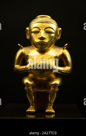 Statuetta d'oro di un Cacique Quimbaya (chief/leader), 200-1000 annuncio. Uno di più di un centinaio di artefatti del tesoro Quimbaya (Tesoro de los Quimb Foto Stock