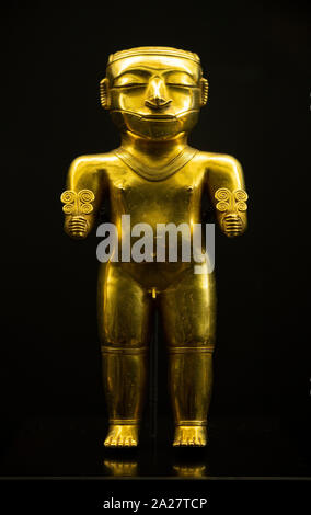 Statuetta d'oro di un Cacique Quimbaya (chief/leader), 200-1000 annuncio. Uno di più di un centinaio di artefatti del tesoro Quimbaya (Tesoro de los Quimb Foto Stock