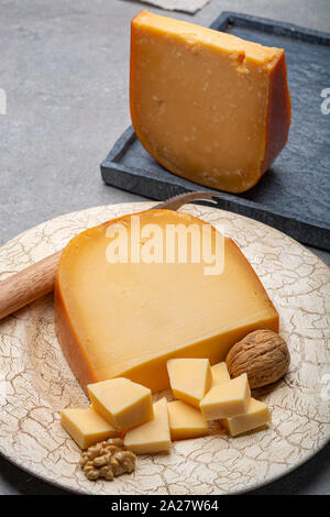 Raccolta di formaggio, vecchio formaggio Olandese con fori, realizzati nei Paesi Bassi close up Foto Stock