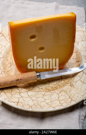 Raccolta di formaggio, vecchio formaggio Olandese con fori, realizzati nei Paesi Bassi close up Foto Stock