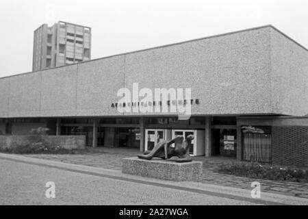 Eingang zur Akademie der Künste Hanseatenweg im mit der Skulptur 'Liegende' von Henry Moore in Berlino, Deutschland 1962. Ingresso per l'Accademia di Arte a Hanseatenweg e la scultpure 'Liegende" di Henry Moore a Berlino, Germania 1962. Foto Stock