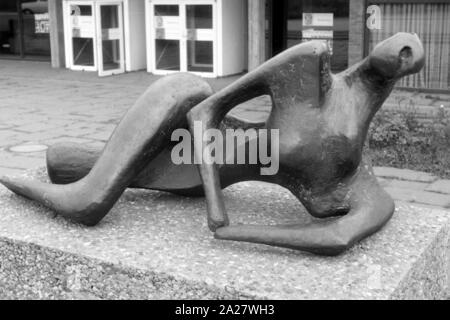 Eingang zur Akademie der Künste Hanseatenweg im mit der Skulptur 'Liegende' von Henry Moore in Berlino, Deutschland 1962. Ingresso per l'Accademia di Arte a Hanseatenweg e la scultpure 'Liegende" di Henry Moore a Berlino, Germania 1962. Foto Stock