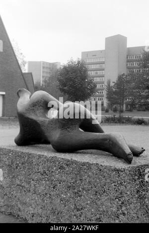 Eingang zur Akademie der Künste Hanseatenweg im mit der Skulptur 'Liegende' von Henry Moore in Berlino, Deutschland 1962. Ingresso per l'Accademia di Arte a Hanseatenweg e la scultpure 'Liegende" di Henry Moore a Berlino, Germania 1962. Foto Stock