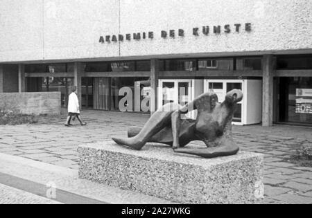 Eingang zur Akademie der Künste Hanseatenweg im mit der Skulptur 'Liegende' von Henry Moore in Berlino, Deutschland 1962. Ingresso per l'Accademia di Arte a Hanseatenweg e la scultpure 'Liegende" di Henry Moore a Berlino, Germania 1962. Foto Stock