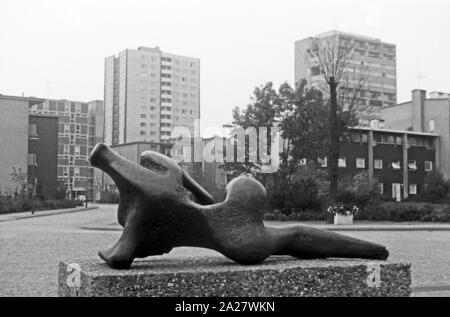 Eingang zur Akademie der Künste Hanseatenweg im mit der Skulptur 'Liegende' von Henry Moore in Berlino, Deutschland 1962. Ingresso per l'Accademia di Arte a Hanseatenweg e la scultpure 'Liegende" di Henry Moore a Berlino, Germania 1962. Foto Stock