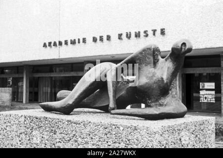 Eingang zur Akademie der Künste Hanseatenweg im mit der Skulptur 'Liegende' von Henry Moore in Berlino, Deutschland 1962. Ingresso per l'Accademia di Arte a Hanseatenweg e la scultpure 'Liegende" di Henry Moore a Berlino, Germania 1962. Foto Stock