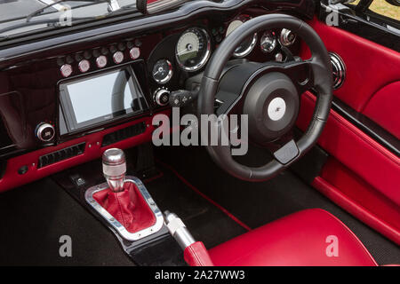 L'interno di un moderno Morgan auto sportiva con schermo elettronico Foto Stock