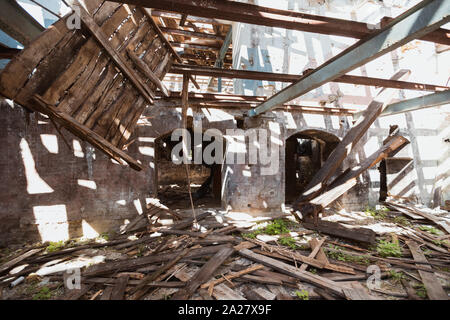 Distrutto il vecchio edificio industriale. Casa in rovina. Foto Stock