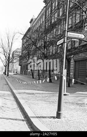 Zugemauertes Haus an der Bernauer Ecke Swinemünder Straße a Berlino, Deutschland 1963. Casa murata all'angolo di Bernauer e Swinemuender Strasse a Berlino, Germania 1963. Foto Stock