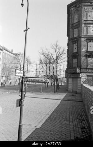 Zugemauertes Haus an der Bernauer Ecke Swinemünder Straße a Berlino, Deutschland 1963. Casa murata all'angolo di Bernauer e Swinemuender Strasse a Berlino, Germania 1963. Foto Stock