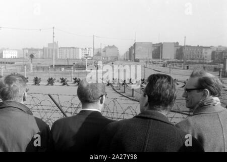 Menschen am Potsdamer Platz di Berlino, Deutschland 1963. Persone a Potsdamer Platz a Berlino, Germania 1963. Foto Stock