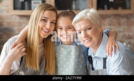 Carino bambina abbracciando la sua mamma e la nonna Foto Stock