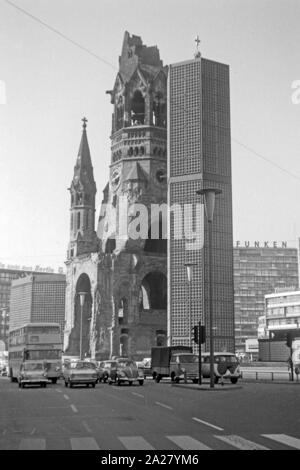 Die Kaiser Wilhelm Gedächtniskirche in Berlin mit dem 1961 neu errichteten Turm, Deutschland 1963. Kaiser Wilhelm Memorial Church e il nuovo campanile costruito nel 1961 a Berlino, Germania 1963. Foto Stock