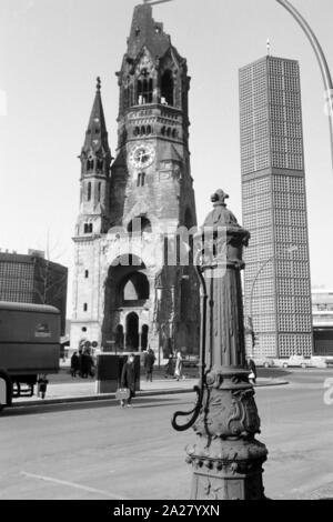 Die Kaiser Wilhelm Gedächtniskirche in Berlin mit dem 1961 neu errichteten Turm, Deutschland 1963. Kaiser Wilhelm Memorial Church e il nuovo campanile costruito nel 1961 a Berlino, Germania 1963. Foto Stock