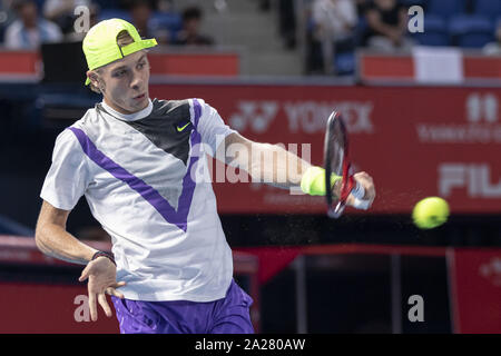 Tokyo, Giappone. 1 Ott 2019. Denis Shapovalov (CAN) colpisce un ritorno contro Miomir Kecmanovic (SRB) durante i loro Uomini Singoli Primo turno con la corrispondenza alla Rakuten Japan Open Tennis Championships 2019 ad Ariake Colosseum. Il torneo si svolge dal 30 settembre al 6 ottobre. Credito: Rodrigo Reyes Marin/ZUMA filo/Alamy Live News Foto Stock