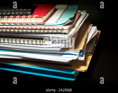 Impilati di documenti per ufficio Carta e notebook in sfondo nero Foto Stock