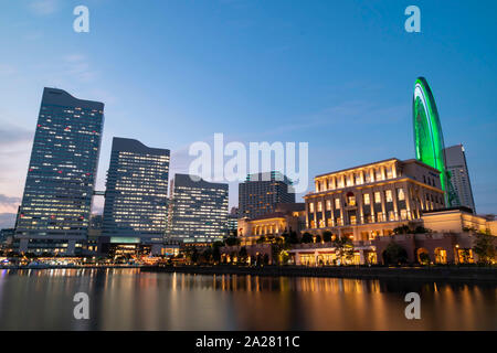 Minato Mirai, Yokohama - 30 Settembre 2019 : Cityscape in Minato Mirai durante l ora di blu. Orientamento verticale. Foto Stock