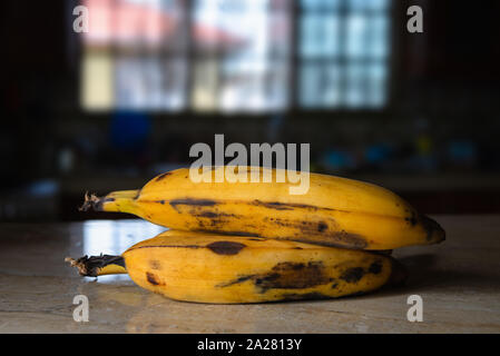 Piantaggine frutto top bancone cucina mature due materie organiche cibo close up Foto Stock