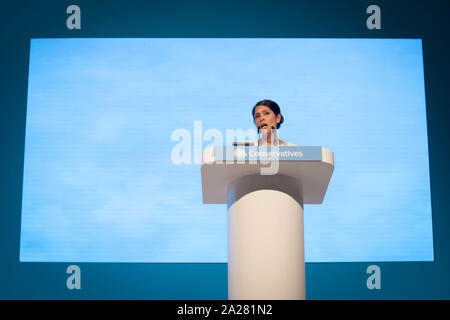 Home Secretary Priti Patel dopo che il suo discorso al congresso del partito conservatore al Manchester Convention Center. Foto Stock