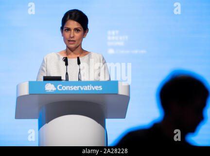 Home Secretary Priti Patel rendendo il suo discorso al congresso del partito conservatore al Manchester Convention Center. Foto Stock