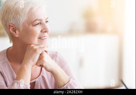 Side Shot della bella signora senior cercando riposo Foto Stock