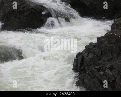 Tipico paesaggio islandese di torrenti di acqua e cascate: Gonguleidir, West Islanda Foto Stock