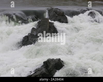 Tipico paesaggio islandese di torrenti di acqua e cascate: Gonguleidir, West Islanda Foto Stock