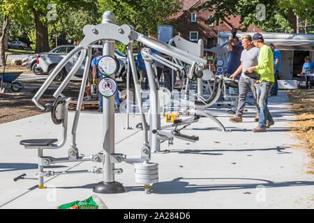 Detroit, Michigan - Volontari da Cooper standard di installare attrezzature ginniche in una nuova comunità del parco nel quartiere di Morningside. Foto Stock