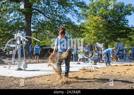 Detroit, Michigan - Volontari da Cooper standard di installare attrezzature ginniche e il paesaggio in una nuova comunità del parco nel quartiere di Morningside Foto Stock