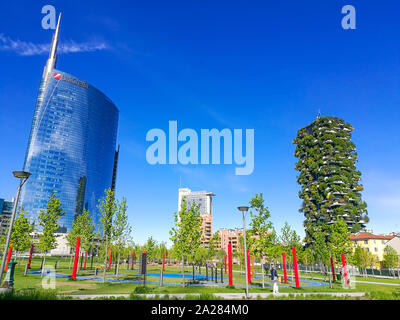 Milano, Italia: Cityscape, nuova finanziaria e residenziale quartiere di edifici. Grattacieli moderni Gae Aulenti square. Unicredit Bank tower. Foto Stock
