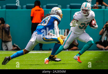 Giardini di Miami, Florida, Stati Uniti d'America. 29Sep, 2019. Miami Dolphins running back keniota Drake (32) corre con la palla è difeso da Los Angeles Chargers defensive back Rayshawn Jenkins (23) durante un'NFL partita di calcio tra Los Angeles Chargers e i delfini di Miami al Hard Rock Stadium di Miami, Florida. Credito: Mario Houben/ZUMA filo/Alamy Live News Foto Stock